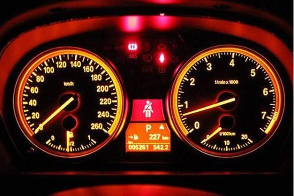 汽车转速表怎么看,指针读数与表盘单位