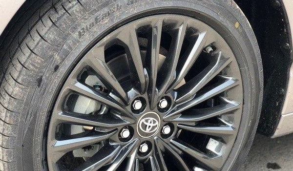 丰田亚洲龙轮胎是什么品牌 采用普利司通轮胎(高速行驶稳定性强)