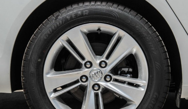 轮胎是支撑汽车重量的主体,是与地面直接接触的汽车部件,所以汽车轮胎