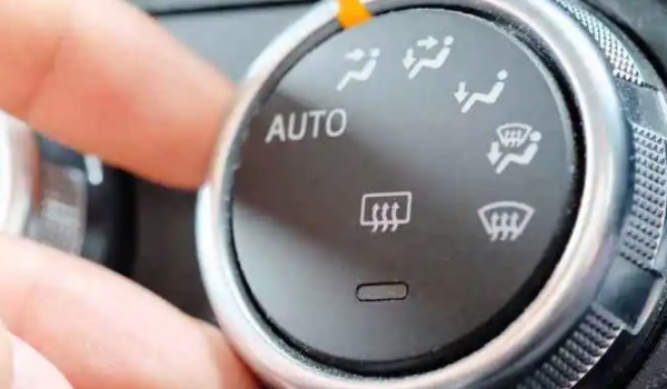 auto空调按钮怎么用 直接按下就能使用（操作非常方便）