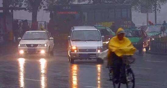 雨天开车开什么灯，不正确开启车灯后果更严重