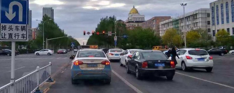 绿灯过了停止线前面堵车变了红灯可以走吗