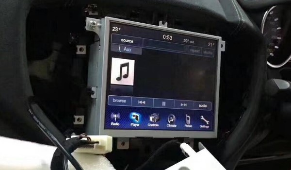 汽车中控屏不亮但是能放音乐