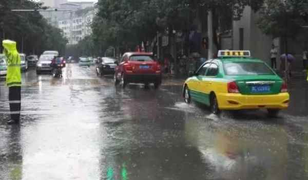 下大雨车停在外面可以吗