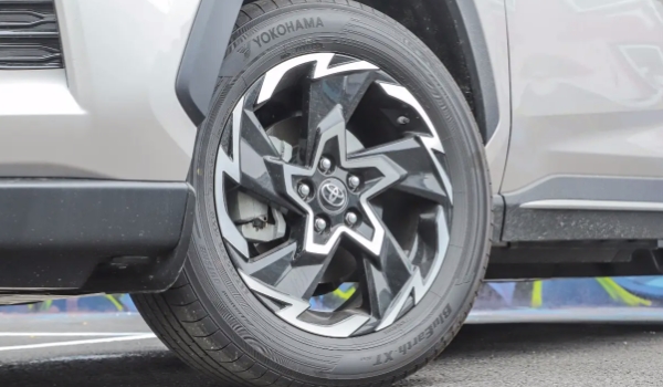 广汽丰田威兰达轮胎型号 轮胎型号是225/60R18，235/55R19（定期了解胎压情况）