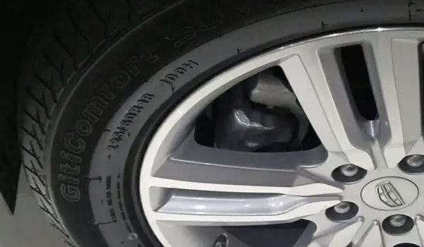 吉利博越轮胎型号是什么 型号是225/60R18，225/55R19（只有两个轮胎型号）