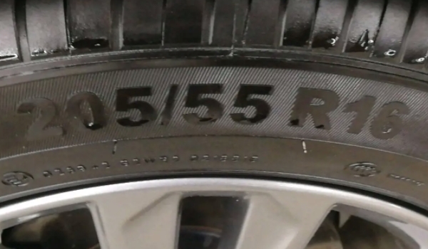 吉利汽车帝豪S轮胎型号是什么 型号是215/50R17，225/45R18（配置不同轮胎不同）