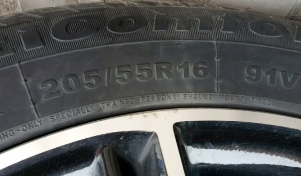 吉利汽车帝豪S轮胎型号是什么 型号是215/50R17，225/45R18（配置不同轮胎不同）