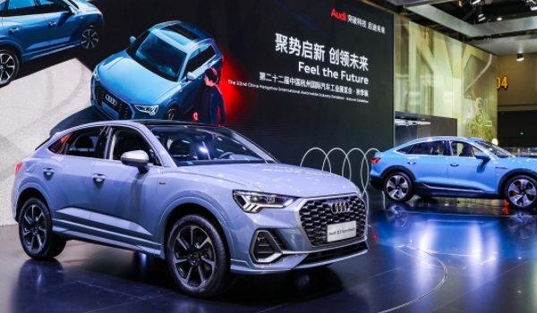 奥迪Q3 Sportback的空调滤芯在那里 手套箱内侧（拆卸后更换）