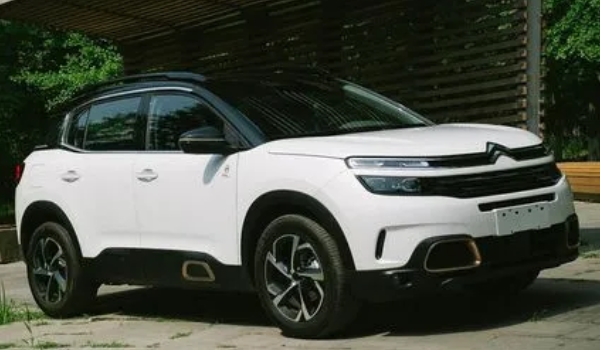 天逸 C5 AIRCROSS的玻璃水更换时间 秋季结束后进行更换（避免出现冰冻）