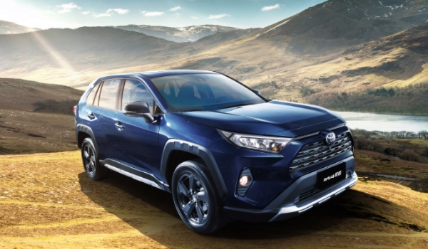 RAV4荣放的机油尺如何查找 打开发动机查找（非常方便）