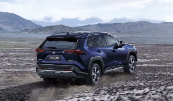 RAV4荣放的换机油的型号 更换全合成发动机机油（效果很不错）