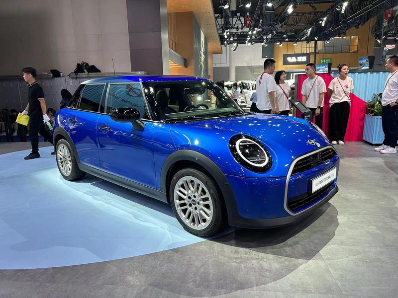 2024成都车展：全新MINI COOPER五门版亮相