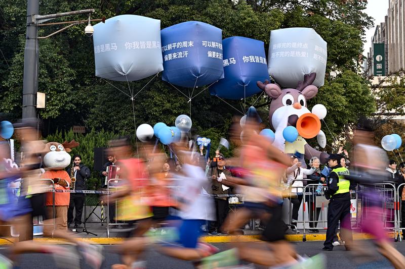 沃尔沃插混家族集结领跑2024上海马拉松